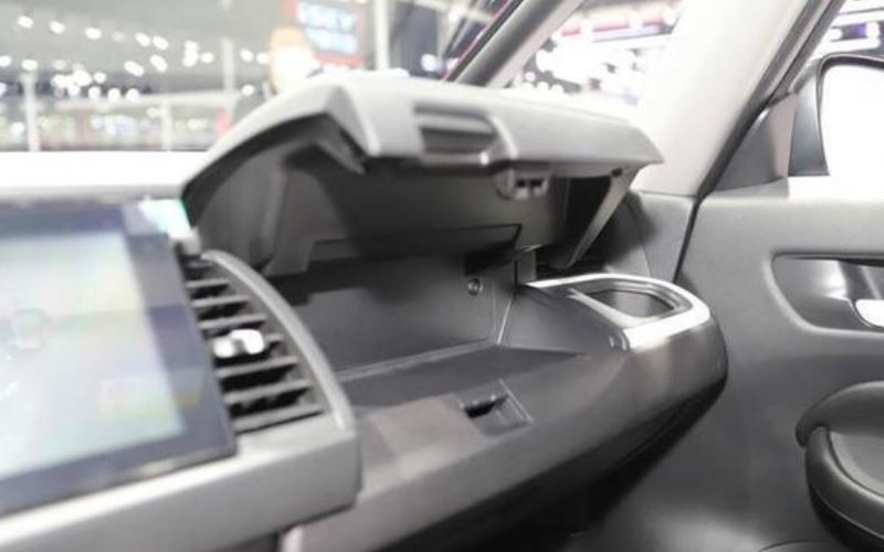 本田飞度成都车展上市,配置车顶行李架+黑轮眉,竞争丰田威驰