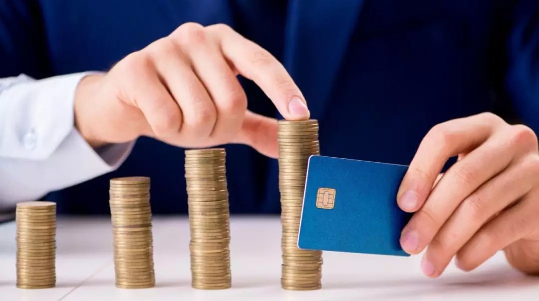 买个小花、刷个游艇，换来一句“谢谢你”，他究竟图个啥？