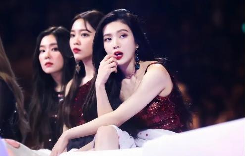 穿上球鞋比泫雅还顶?韩国又一女鞋头崛起,网友称她“性感*弹炸**”