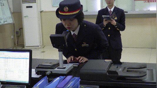 高铁副司机春运夜班的一天,高铁副司机服务春运