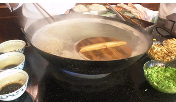 镇江陈记锅盖面和阿亮锅盖面,镇江锅盖面为啥叫锅盖面