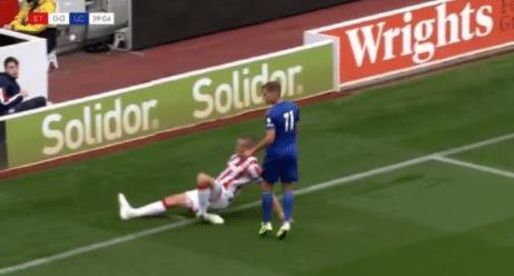 英超球员脚被铲断,31岁国脚最后时刻遭对手剪刀脚