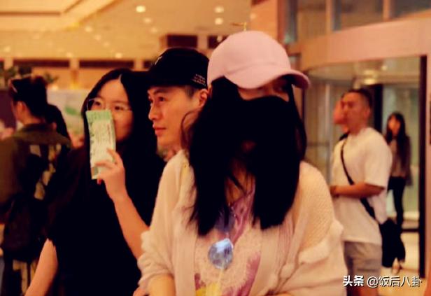 范冰冰晒自拍露出无名指戒指,范冰冰衣着平底鞋无名指戒指抢镜