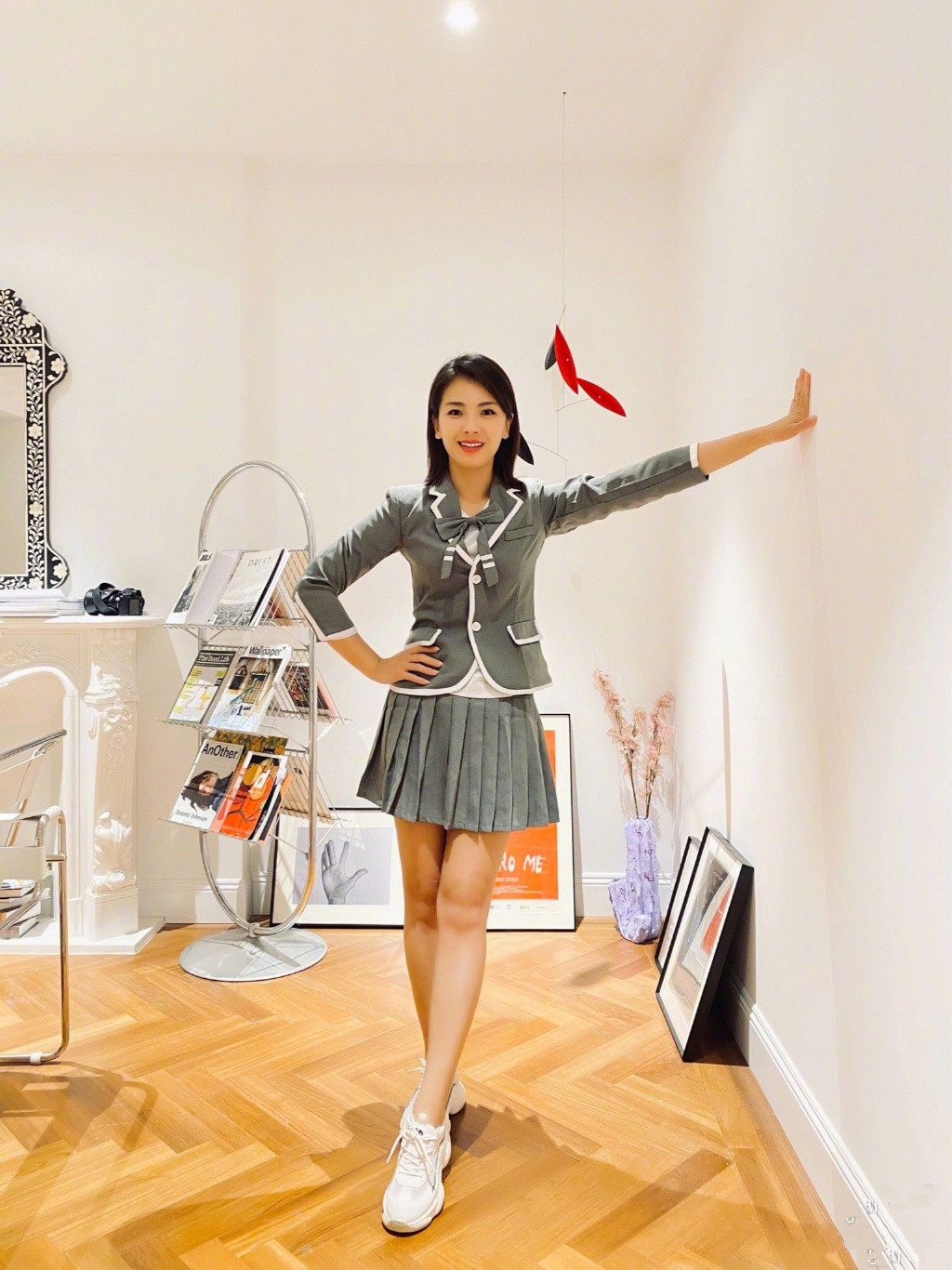 41岁刘涛穿红色衣服,44岁刘敏涛红黑礼服