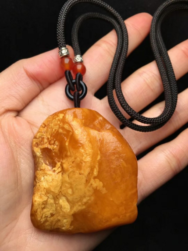 佩戴蜜蜡项链对身体有什么好处,蜜蜡对身体有好处吗