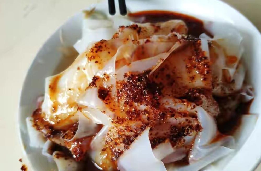 大学生摆摊卖凉皮,学生摆摊卖凉皮