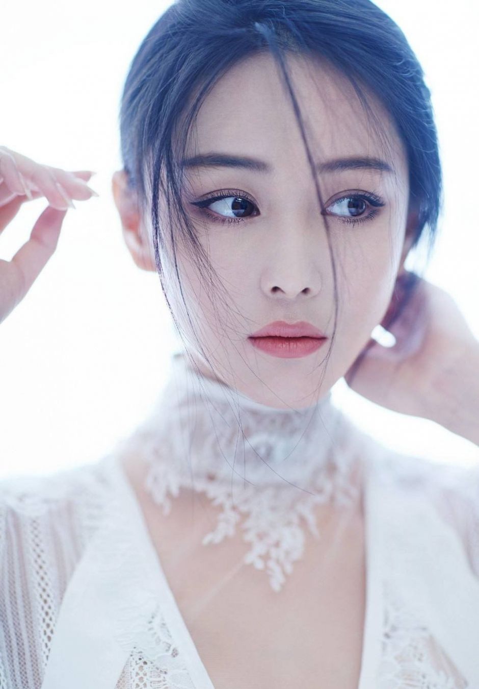 张馨予亲测好用的平价面霜,张馨予晒与鲜花自拍颜值超养眼