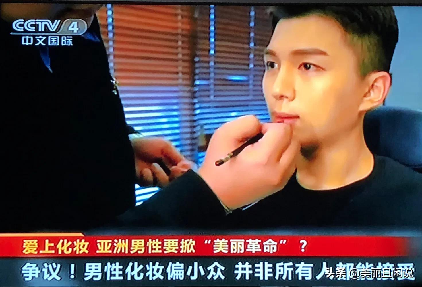 李佳琦高晓松口红直播,高晓松为李佳琦涂口红