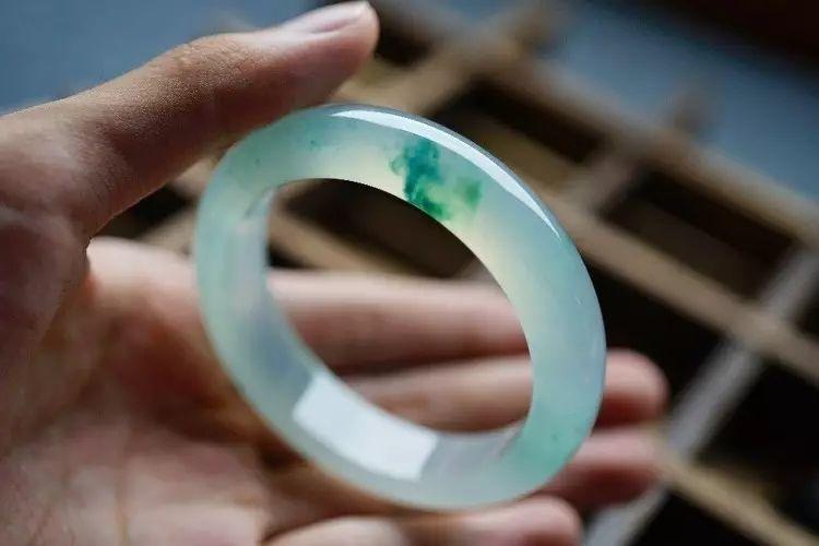 不小心打碎玉镯子24万什么连续剧,把戴了十几年的手镯打碎会不好吗