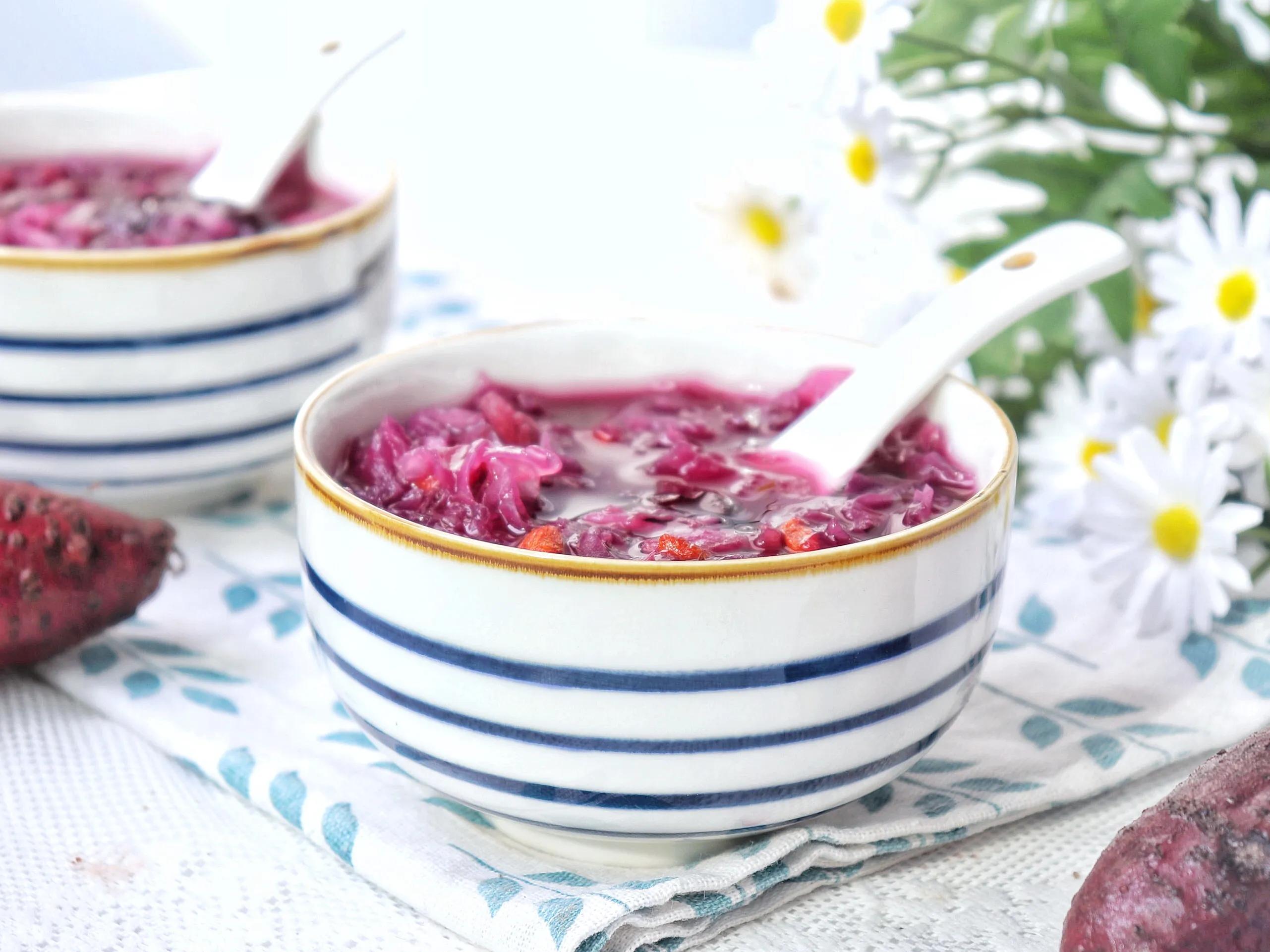 银耳汤开水熬吗,夏天煮银耳汤里放些什么东西