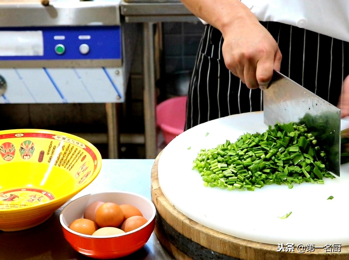 韭菜炒鸡蛋的做法视频教程,韭菜炒鸡蛋的做法家常窍门