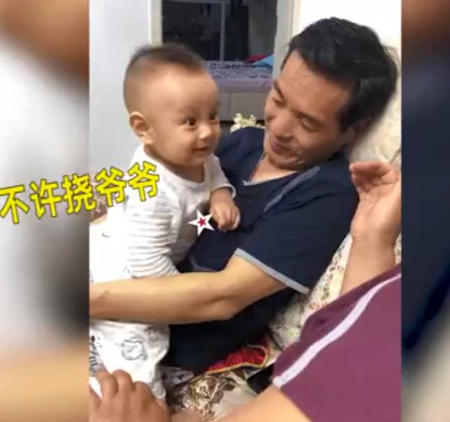8岁婴儿挠爷爷头,8个月宝宝总挠爷爷