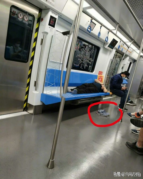 北京一大妈地铁霸占座位,男子霸占地铁座位睡觉