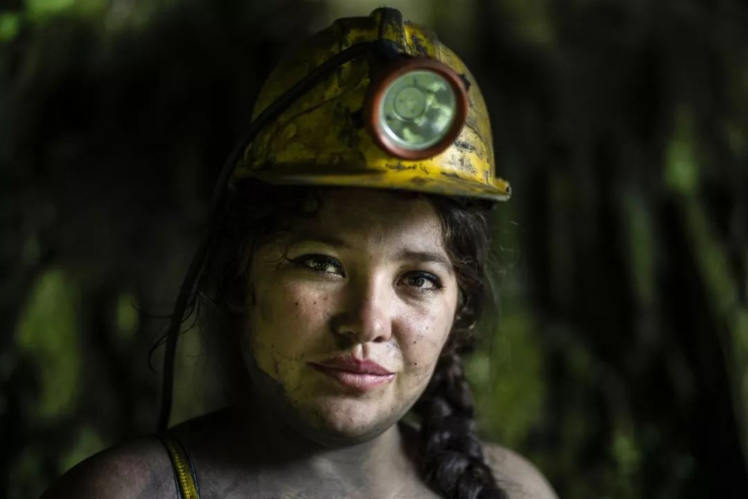 月薪2500,记录哥伦比亚祖母绿矿区女矿工的艰辛生活