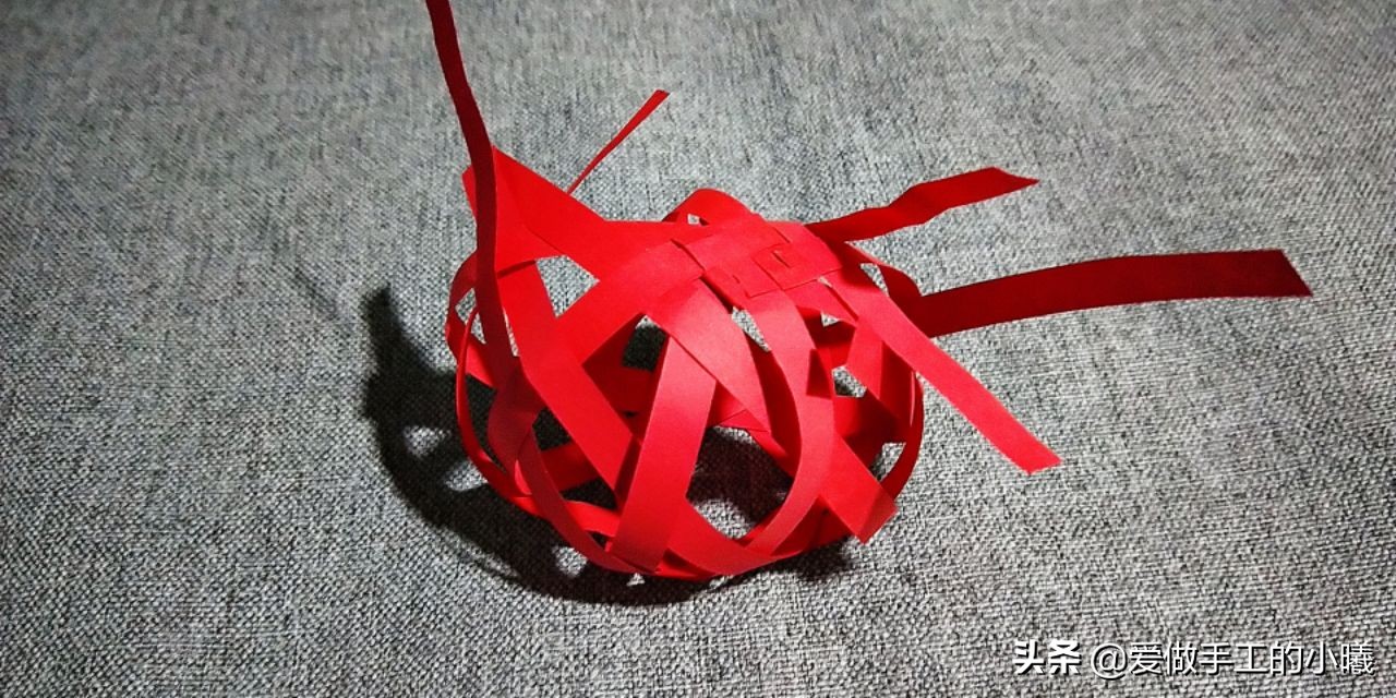 用折星星的纸条做灯笼,用纸条折红红的小灯笼