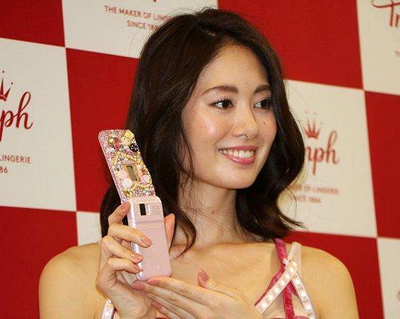 iPhone用中国零件，干翻日本手机地头蛇，苹果：脱日本化