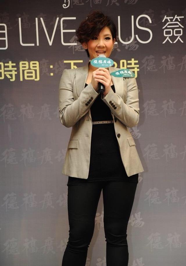 郑欣宜丝绒西装,郑欣宜现在的穿搭照片