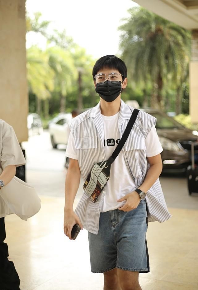 齐刘海短发男杨洋,杨洋穿的黑色马甲搭配黑色衬衣