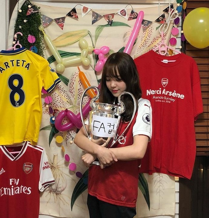 韩国网红女球迷和姐夫打赌因阿森纳输球被迫去寺庙下跪磕头1000次