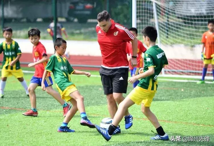 长着外国脸就行!教中国孩子踢球的“洋教练”可能就是一卖小面的