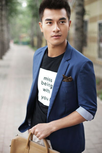 郑恺和苗苗高调恩爱牵手现身机场,郑恺苗苗恋情疑曝光