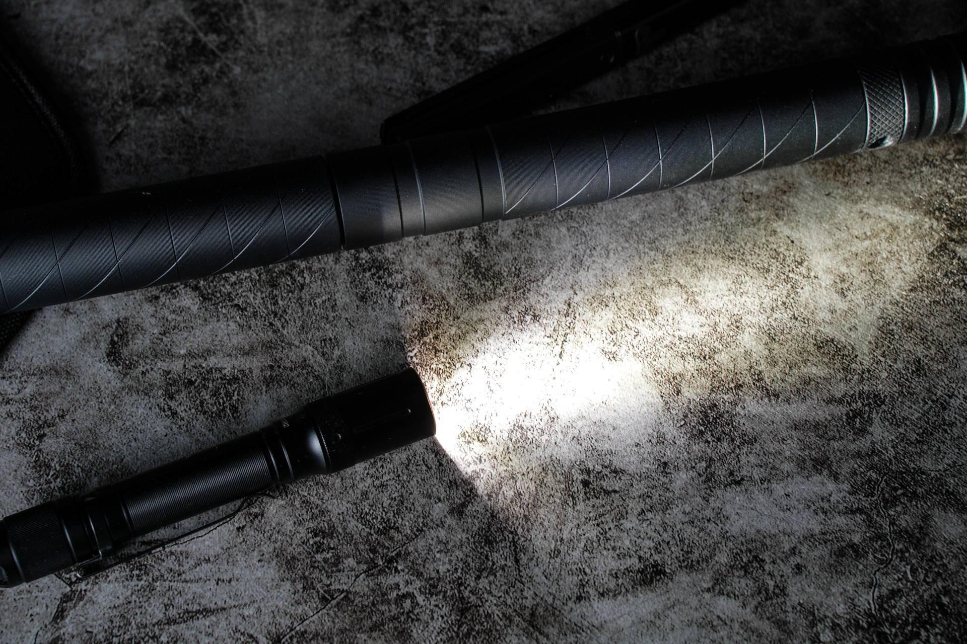 小巧便携，亮度高！体验菲尼克斯E20V2.0便携手电