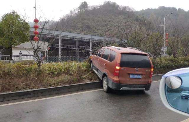 在高速上突然看到限速60怎么办,高速指示牌限速120导航报100