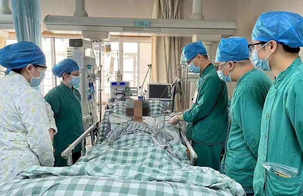 老人洗虾手指遭刺被迫截肢保命,洗虾被扎手多大概率死亡