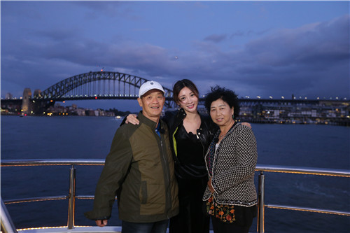 她被嘲“靠胸上位”，遭*戏调***辱侮**反道歉，受尽委屈却称很自豪