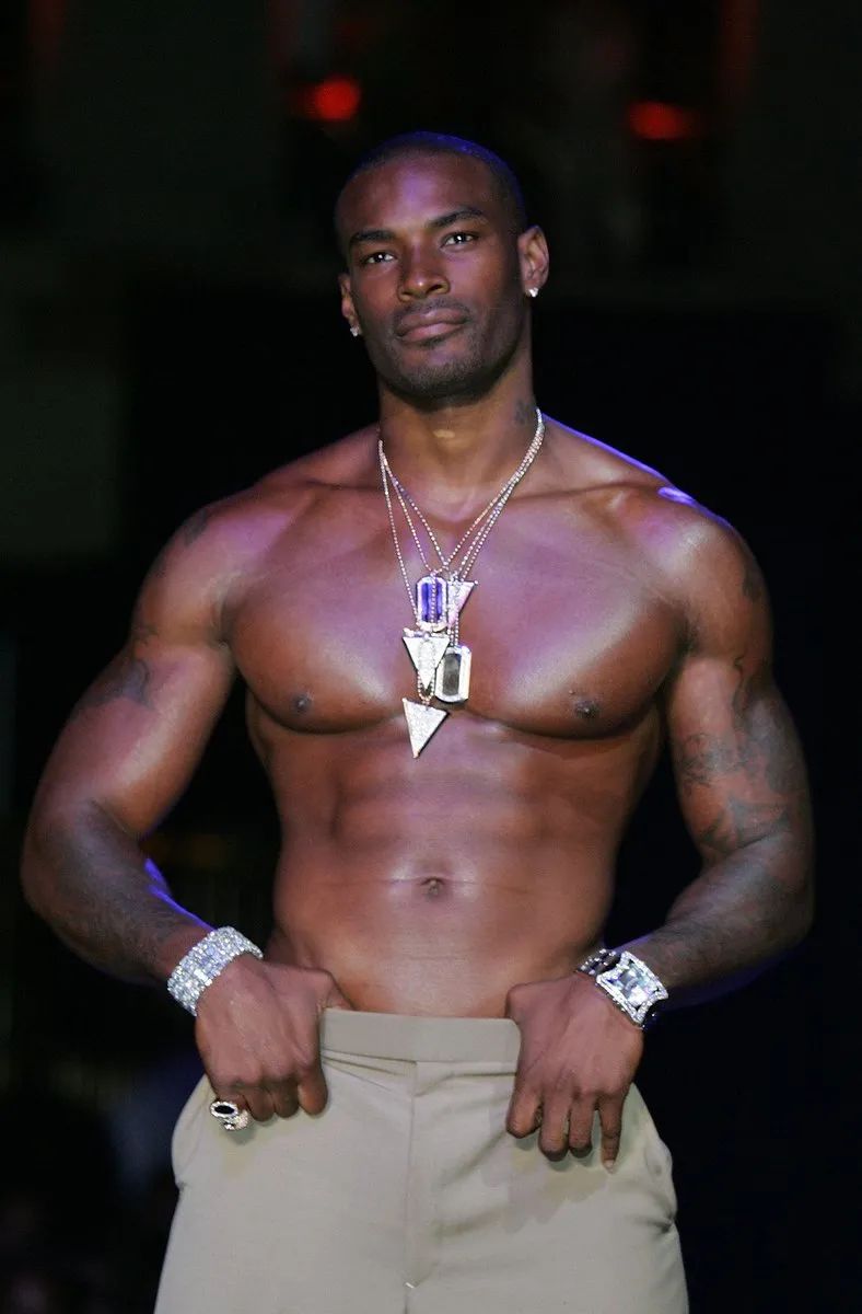 他是最成功的黑人男模，拥有四分之一中国血统，以健壮身材而闻名