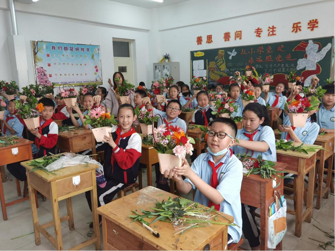 教育资讯｜花香暖人心——包钢实验二小家长课堂正在进行时
