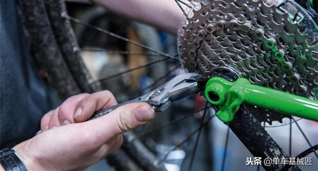 变速器尾钩变形了怎么办,变速器尾钩为什么会碎