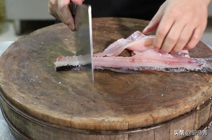 酸菜鱼的做法味道鲜美简单易学,家常版酸菜鱼汤鲜味美鱼肉嫩滑