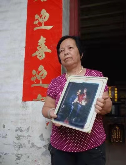 中山迈克尔杰克逊,迈克尔杰克逊跟中山老太太合影