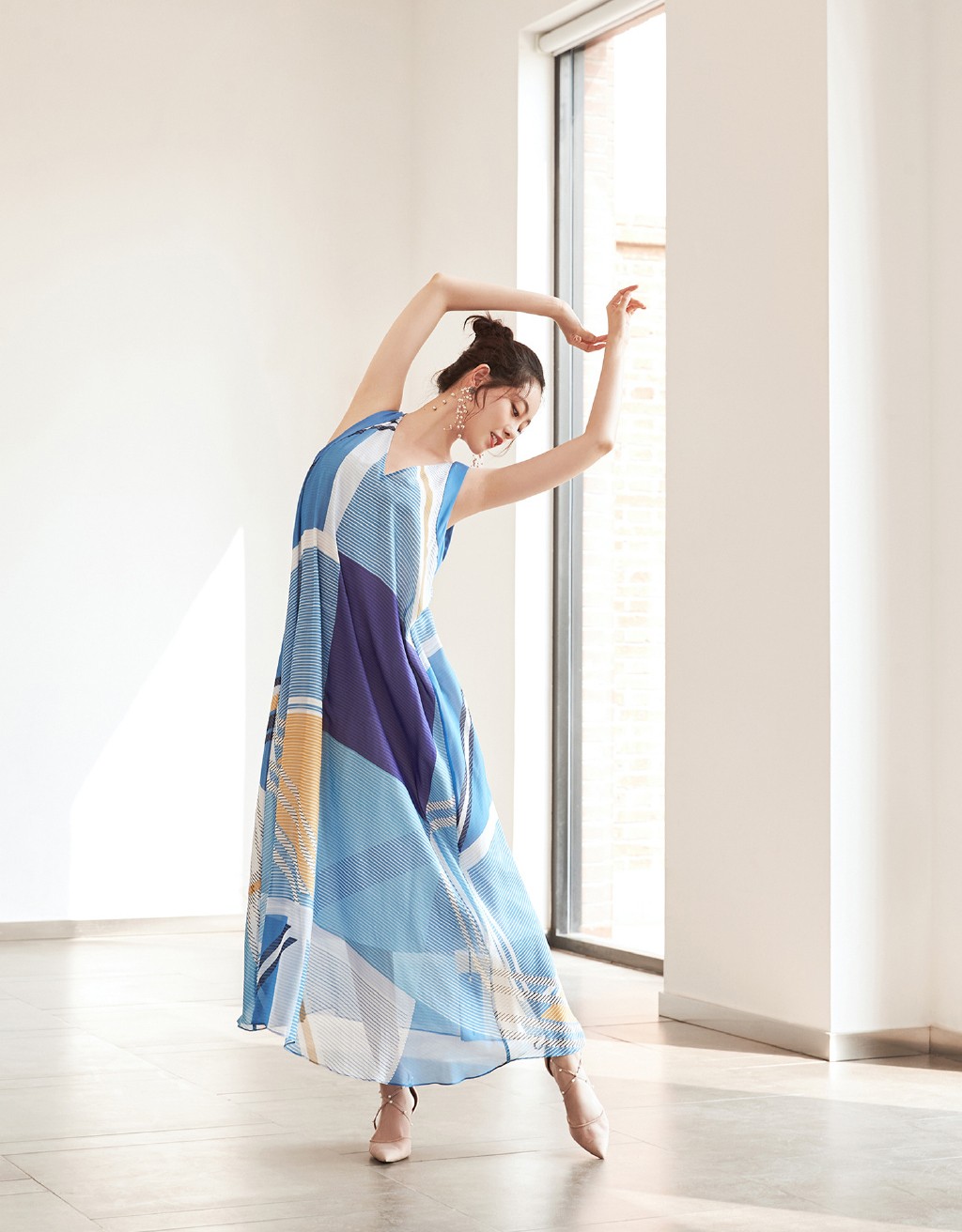 她是杨幂旗下小花，今穿拼接渔网衫配短裙，扎双丸子头少女感爆棚