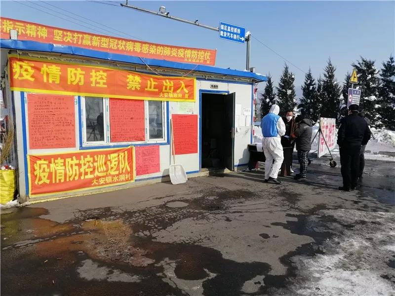 一面面鲜红的党旗筑牢疫情防控,筑牢战疫堡垒防疫一线党旗别样红