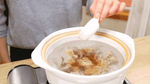 炖排骨时什么时候放油,排骨萝卜汤先放盐还是后放盐