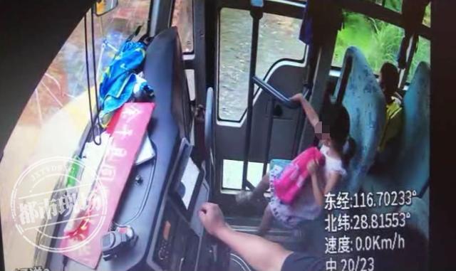 事发上饶！3岁幼童命丧校车轮下，教训惨痛