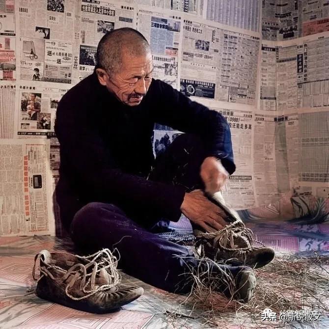 姨姥爷为我做了个小足球，足球掉在井里捞上来后，很多村民骂我们