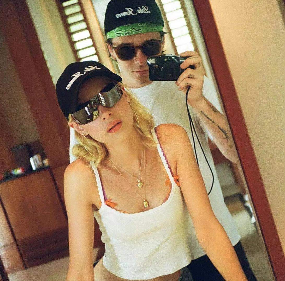 贝克汉姆大儿子婚礼现场穿着,贝克汉姆大儿子的媳妇露脐西装