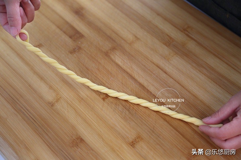 牛奶鸡蛋麻花的家常做法酥脆松软,面粉炸软麻花最简单做法