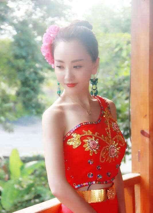 马伊琍美艳赵丽颖像仙女下凡,马伊琍机场照条纹上衣