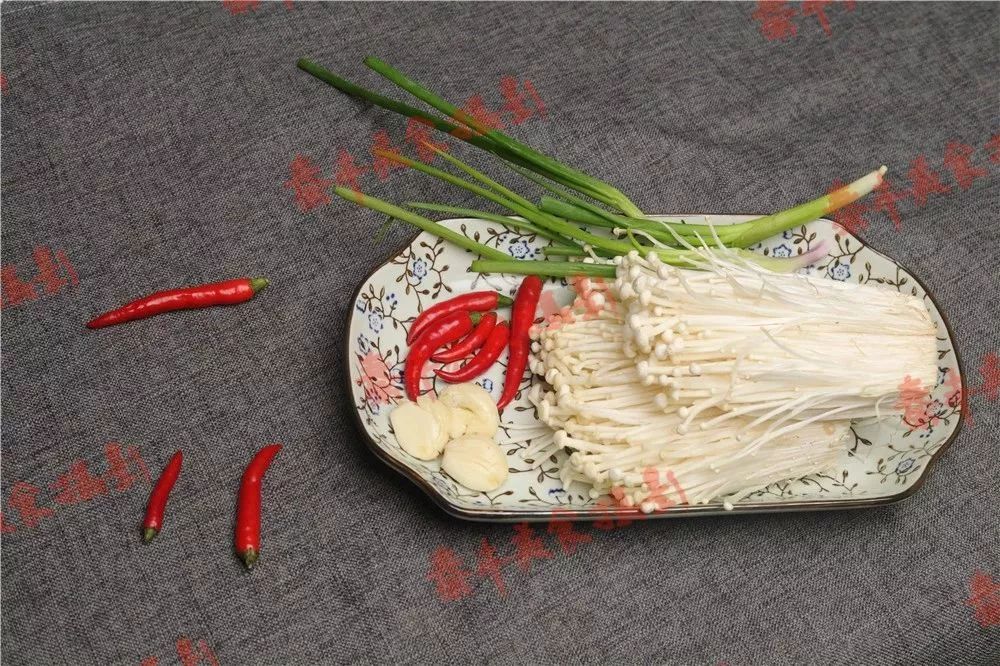 一口吃掉爆辣金针菇这样才叫过瘾,好吃到爆的变态辣金针菇