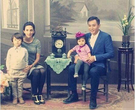41岁“演技派”刘烨，曾3夺影帝娶小两岁娇妻，今一家四口惹人羡