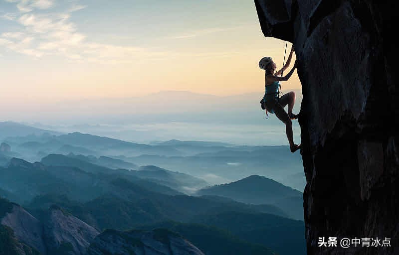 滑雪场男子不慎从高空坠落愿平安,男子滑雪躲过雪崩的惊险一幕