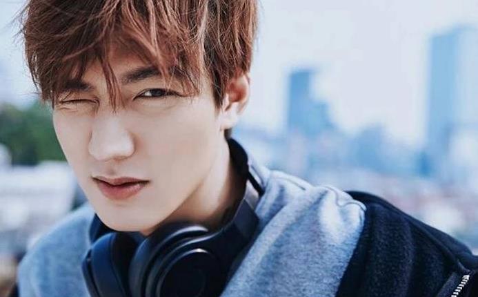 中国美食在韩国受欢迎,李敏镐吃小吃