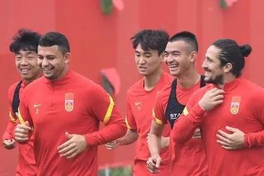 李铁范志毅互相调侃,李铁踢球视频搞笑配音