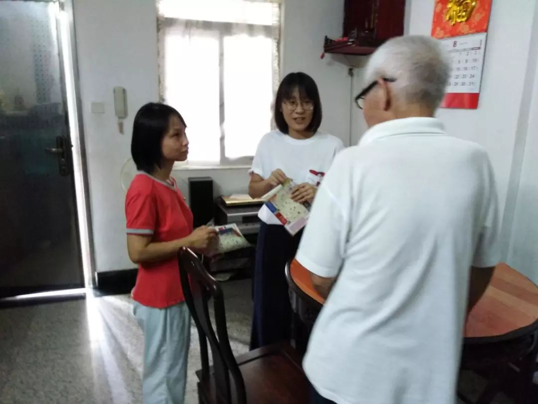 持续推进在职党员进社区志愿服务,在职党员下沉社区开展志愿服务