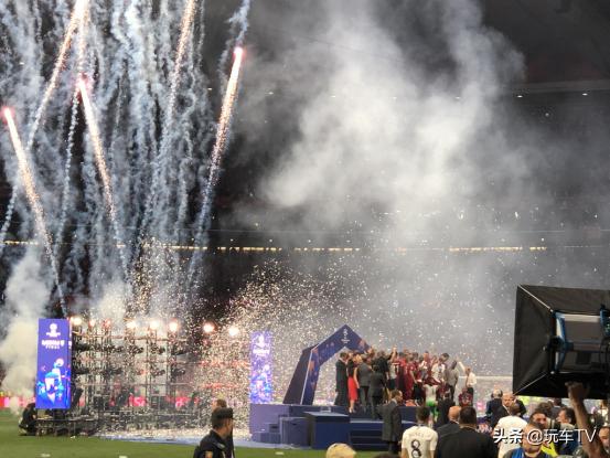 开手波等30个红灯，飞十几小时到万达看场欧冠，哪样更酸爽？