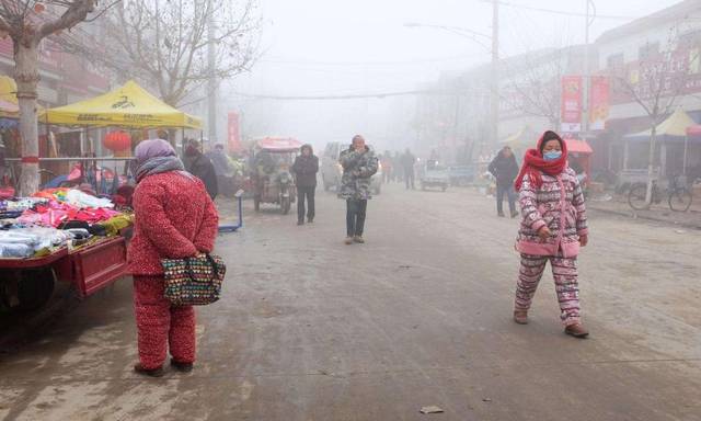 穿睡衣接娃被孩子嫌弃了,妈妈穿睡衣接儿子被嫌弃